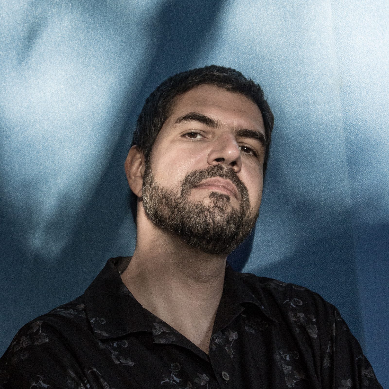 Foto do pianista e compositor brasileiro André Mehmari