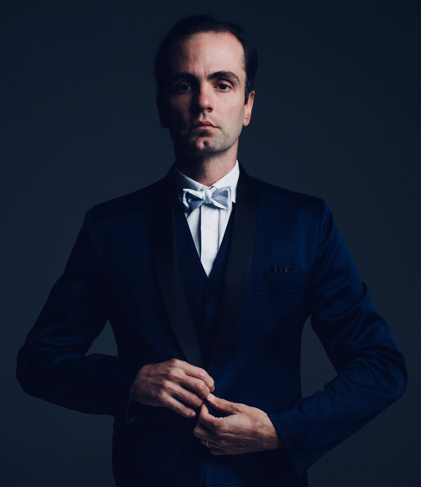 Foto do tenor lírico leve brasileiro Anibal Mancini
