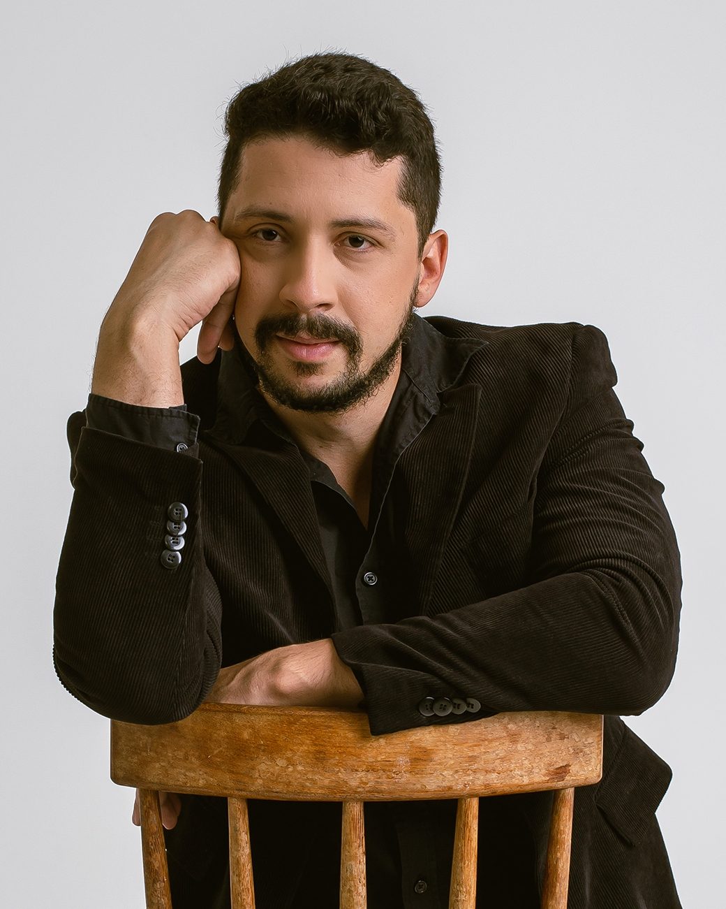 Foto do tenor lírico leve brasileiro Daniel Umbelino