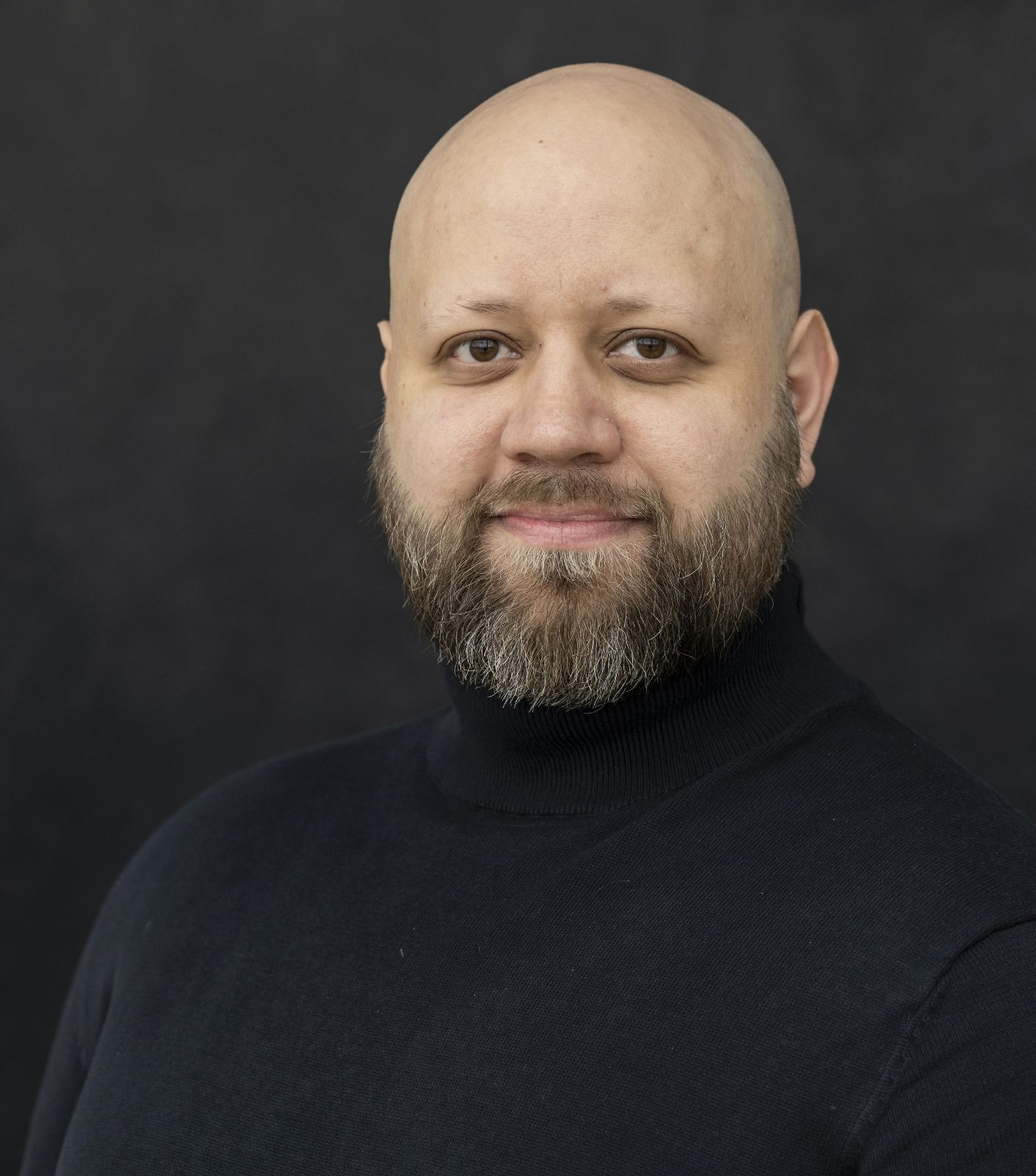 Foto do tenor dramático brasileiro Ewandro Stenzowski