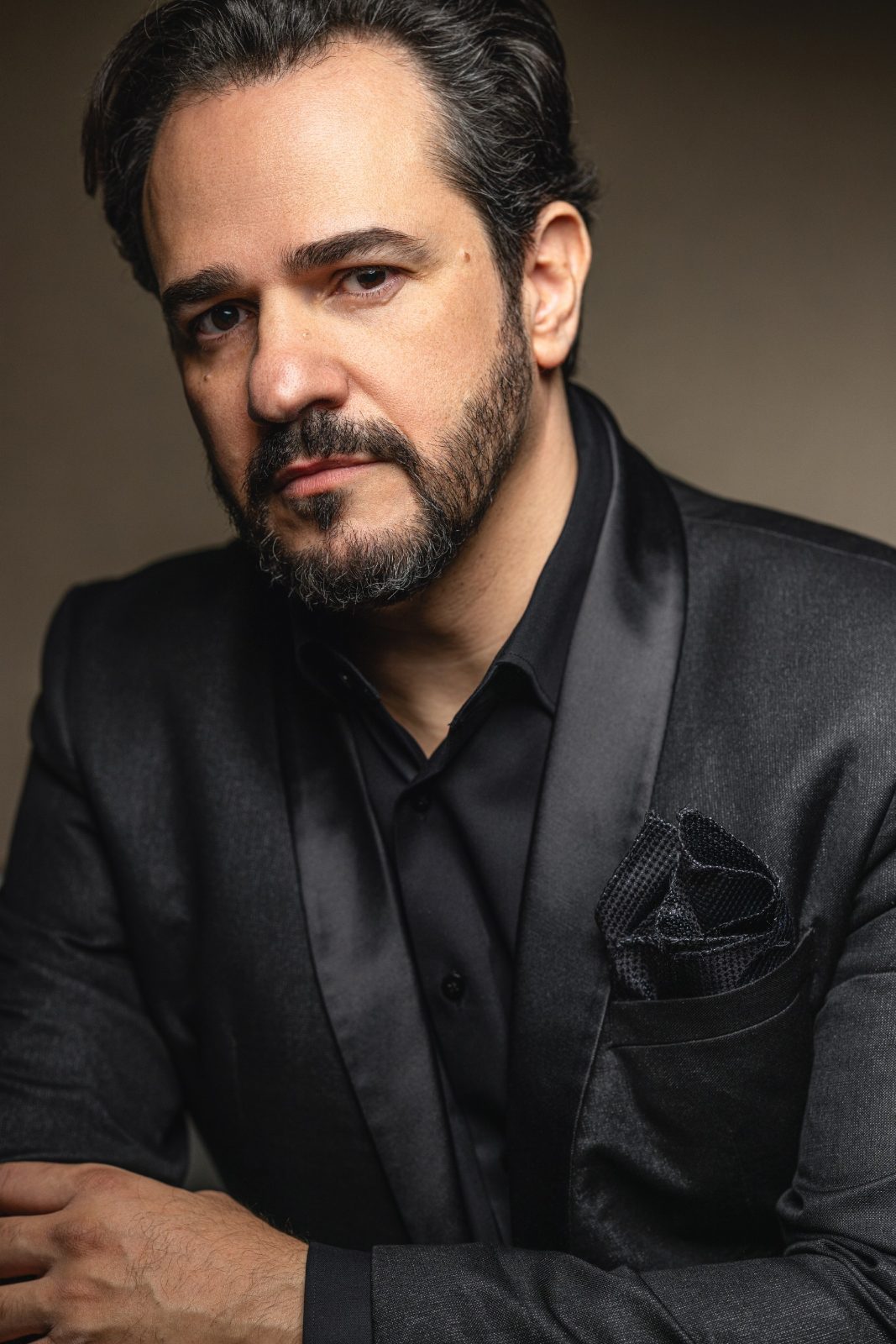 Foto do barítono brasileiro Leonardo Neiva