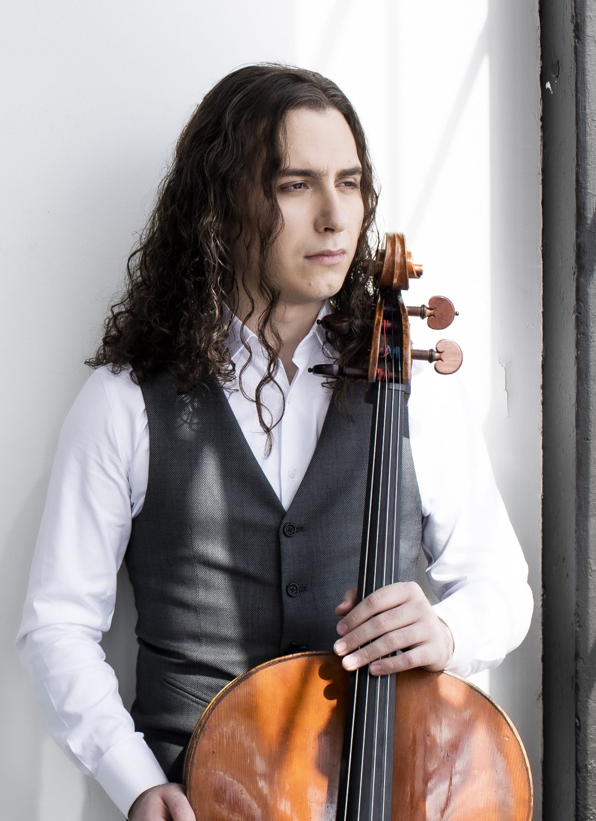 Foto do violoncelista brasileiro Luiz Fernando Venturelli