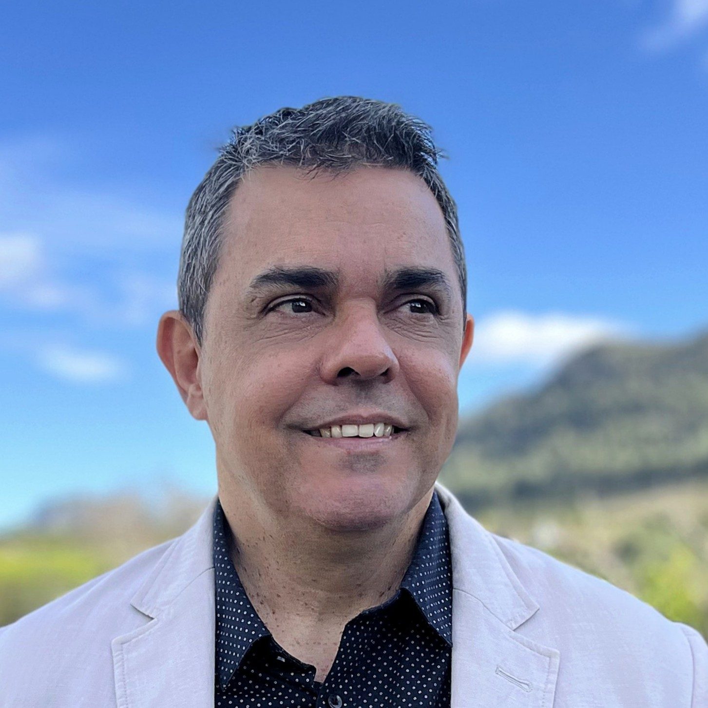 Foto do barítono brasileiro Rodrigo Esteves