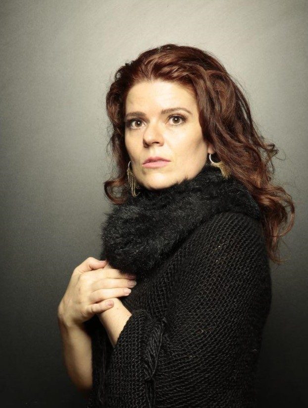Foto da soprano brasileira Tati Helene